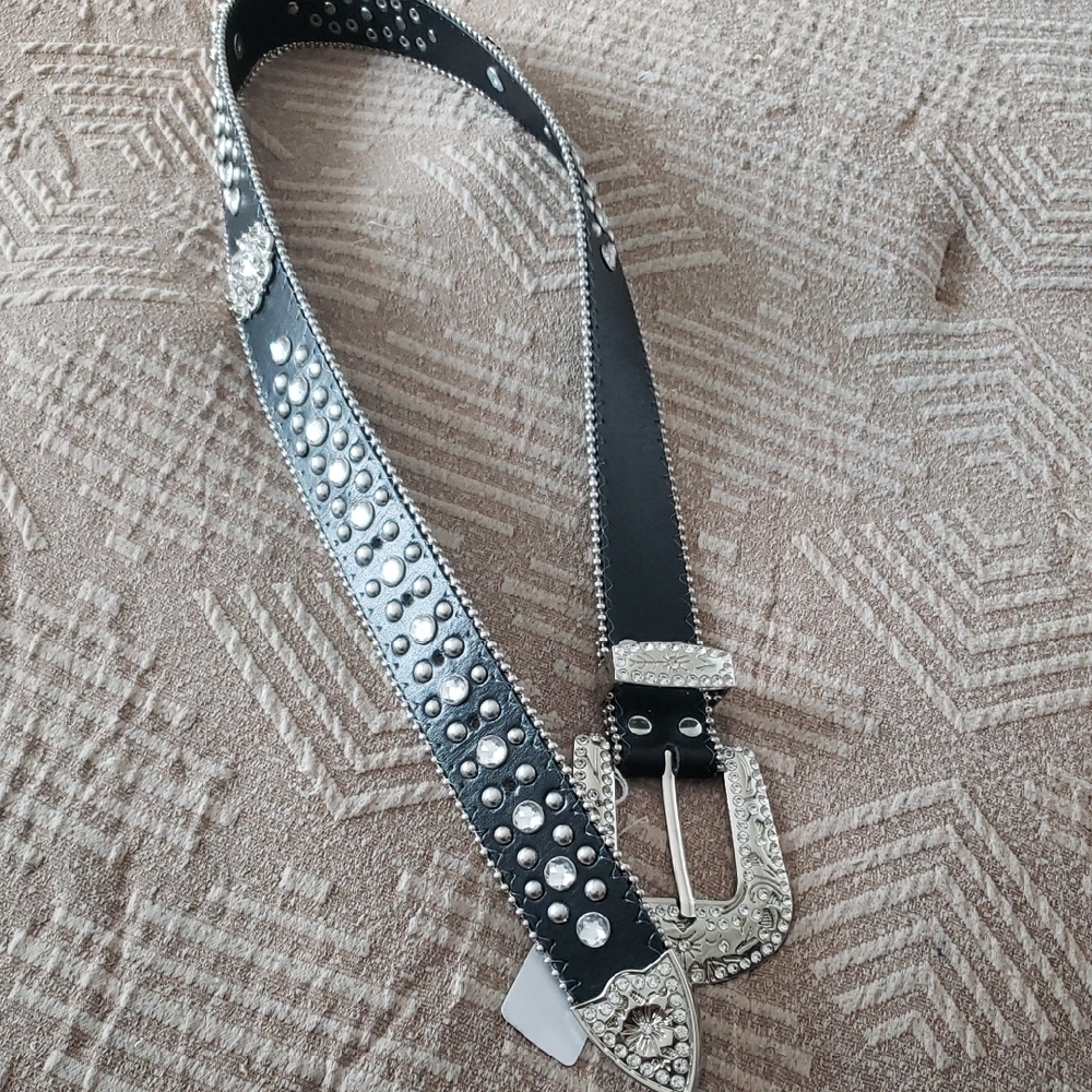 Gorgeoue Studded Black and Silver Belt. Size Medium. NWT